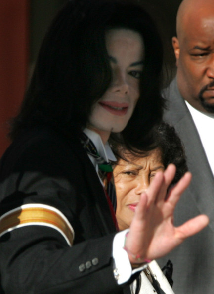 Michael Jackson Trial Process in 2001 (With His Mom)